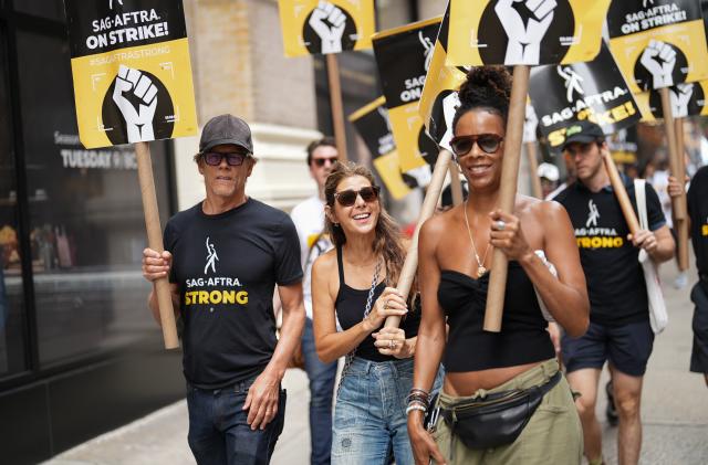 NEW YORK, NEW YORK - AUGUST 8: Kevin Bacon and Marisa Tomei join SAG-AFTRA members as they maintain picket lines across New York City on August 8, 2023 in New York City. Members of SAG-AFTRA and WGA (Writers Guild of America) have both walked out in their first joint strike against the studios since 1960. The strike has shut down a majority of Hollywood productions with writers in the third month of their strike against the Hollywood studios. (Photo by John Nacion/Getty Images)