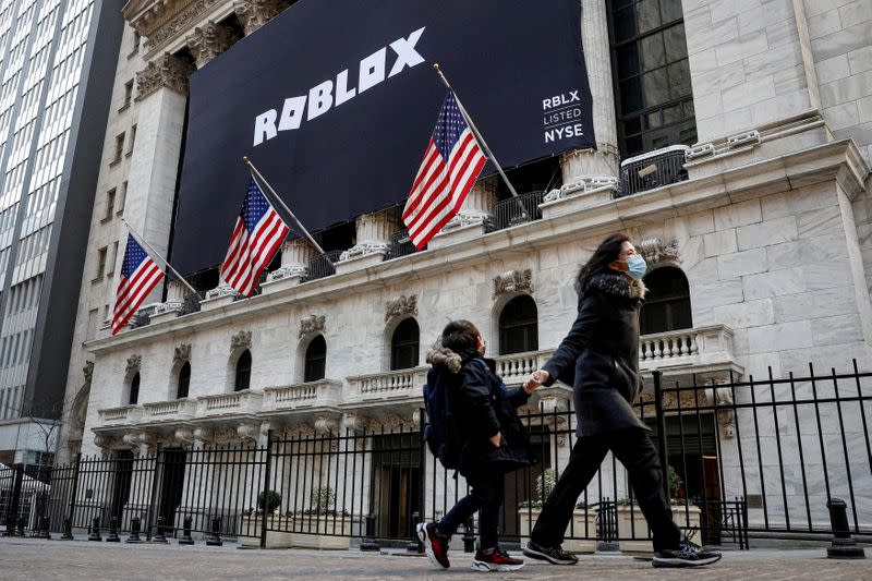 Roblox Reveals Bookings Surge In First Post Debut Report - roblox head in alley way colorado