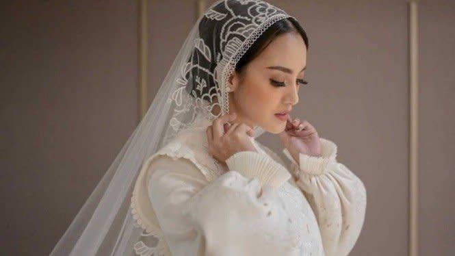 Cantiknya Ririn Ekawati Dalam Balutan Gaun Pengantin Vintage Elegan