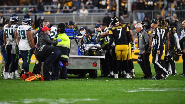 Seahawks DE Darrell Taylor carted off after head injury vs. Steelers