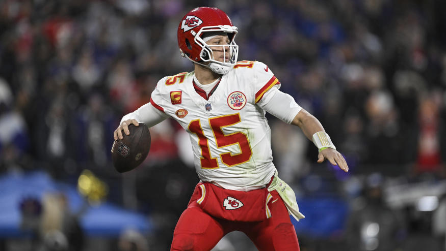 ARCHIVO - El quarterback de los Chiefs de Kansas City Patrick Mahomes lanza un pase ante los Ravens de Baltimore en el partido por el campeonato de la AFC, el 28 de enero de 2024. (AP Foto/Terrance Williams)