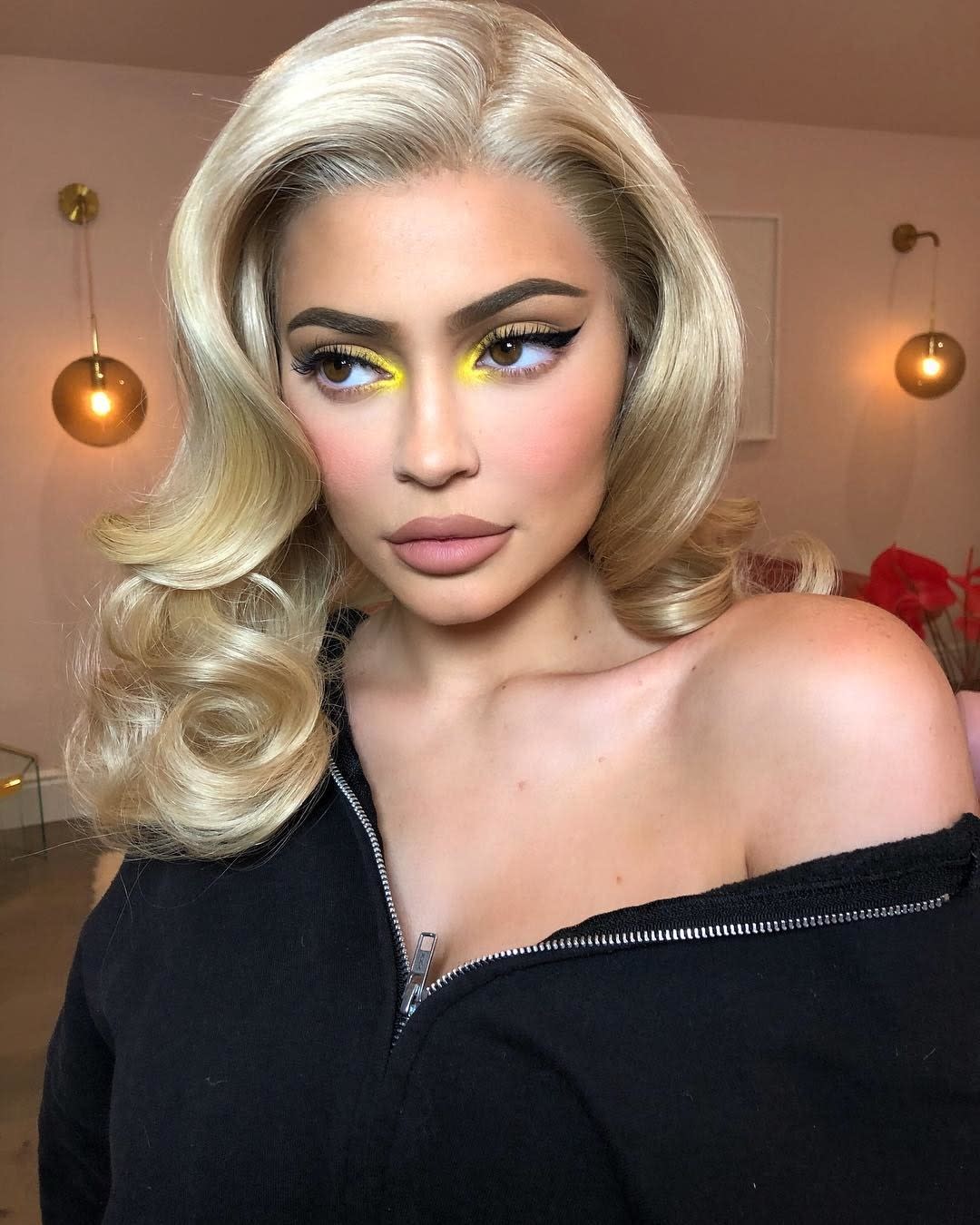 Martha Hunt S Bedroom Eyes Kylie Jenner S Yellow Shadow