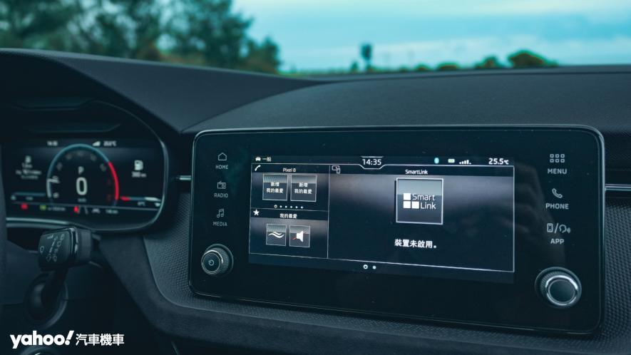 中央螢幕從8吋升級到8.25吋，多了無線連接Apple CarPlay與Android Auto。 - 11