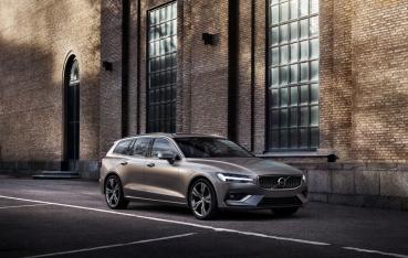 導入全新 2.0 升直列四缸渦輪增壓動力設定，全新 2024 年式 V60 B3 Plus 185 萬元正式在台上市