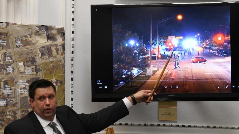 James Armstrong, a photographic expert in the Wisconsin State Crime Lab, testifies about drone video during the Kyle Rittenhouse trial in Kenosha (Wisconsin) Circuit Court in Kenosha, Wisconsin, U.S., November 9, 2021. Mark Hertzberg/Pool via REUTERS