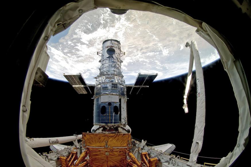 A wide view of the Hubble Space Telescope, locked down in the cargo bay, is seen in this NASA handout image taken May 14, 2009 from inside the Earth-orbiting Space Shuttle Atlantis. Repair and rejuvenation of the telescope continue as astronauts Mike Massimino and Michael Good conduct the fourth of five spacewalks on Sunday. Image taken May 14, 2009. REUTERS/NASA/Handout (SCI TECH) FOR EDITORIAL USE ONLY. NOT FOR SALE FOR MARKETING OR ADVERTISING CAMPAIGNS