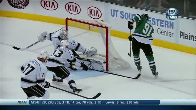 Tyler Seguin sneaks in a no angle shot