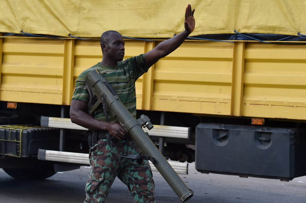 One dead as mutinous I.Coast soldiers take to streets