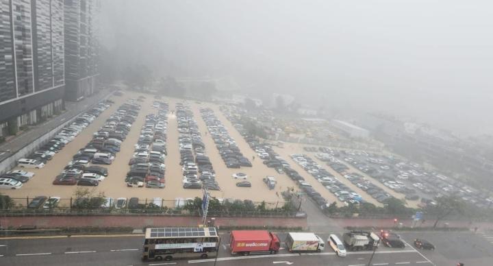 暴雨傳出災情 港擬發黑色警告