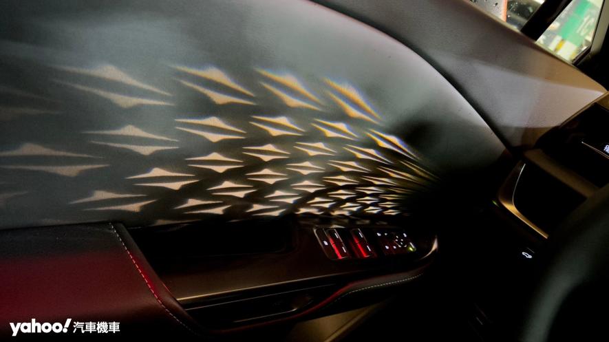特殊的光影照明有著Lexus一貫的細膩度。 - 11