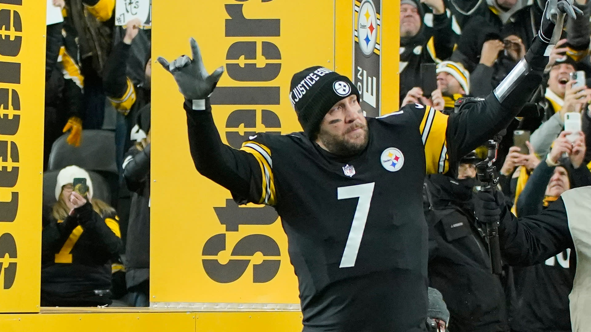 Ben Roethlisberger gets a home salute after helping the Steelers