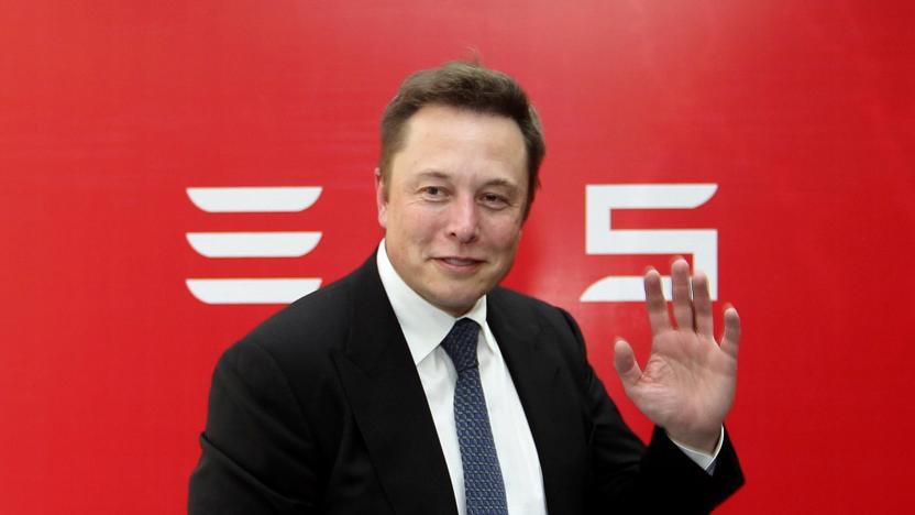 Elon Musk, CEO of Tesla Motors, waves during a news conference to mark the company's delivery of the first batch of electric cars to Chinese customers in Beijing April 22, 2014. REUTERS/Stringer (CHINA - Tags: TRANSPORT BUSINESS) CHINA OUT. NO COMMERCIAL OR EDITORIAL SALES IN CHINA