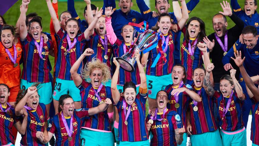 GOTHENBURG, SWEDEN - MAY 16: Vicky Losada of FC Barcelona lifts the trophy after winning the UEFA Women's Champions League Final match between Chelsea FC and Barcelona at Gamla Ullevi on May 16, 2021 in Gothenburg, Sweden. (Photo by Fran Santiago - UEFA/UEFA via Getty Images)