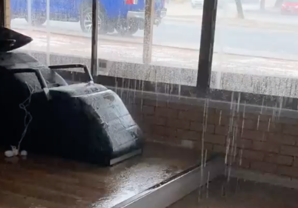 'My Roof Has Collapsed!': Canberra Hair Salon Floods During Heavy Rain - Yahoo News UK