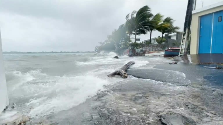 Douze personnes ont été blessées lorsque l’ouragan Patsurai a frappé l’île française de La Réunion