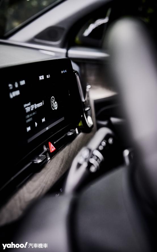 除了憑藉硬體設備展現科技感外，KIA Sportage X-Line 4WD也透過內裝材質的選用直接增加了車室空間的豪華感受。 - 8