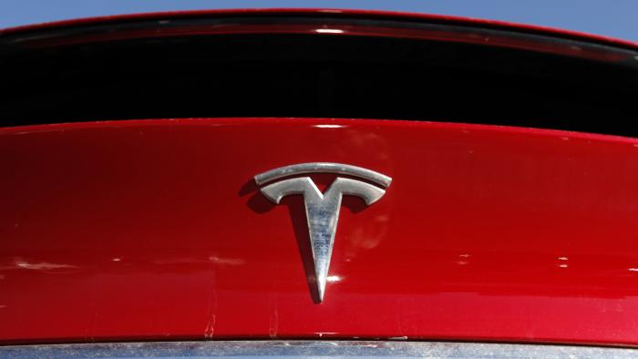 En esta fotografía del 2 de febrero de 2020, se muestra el logotipo de la compañía Tesla en Littleton, Colorado. (Foto AP/David Zalubowski, Archivo)