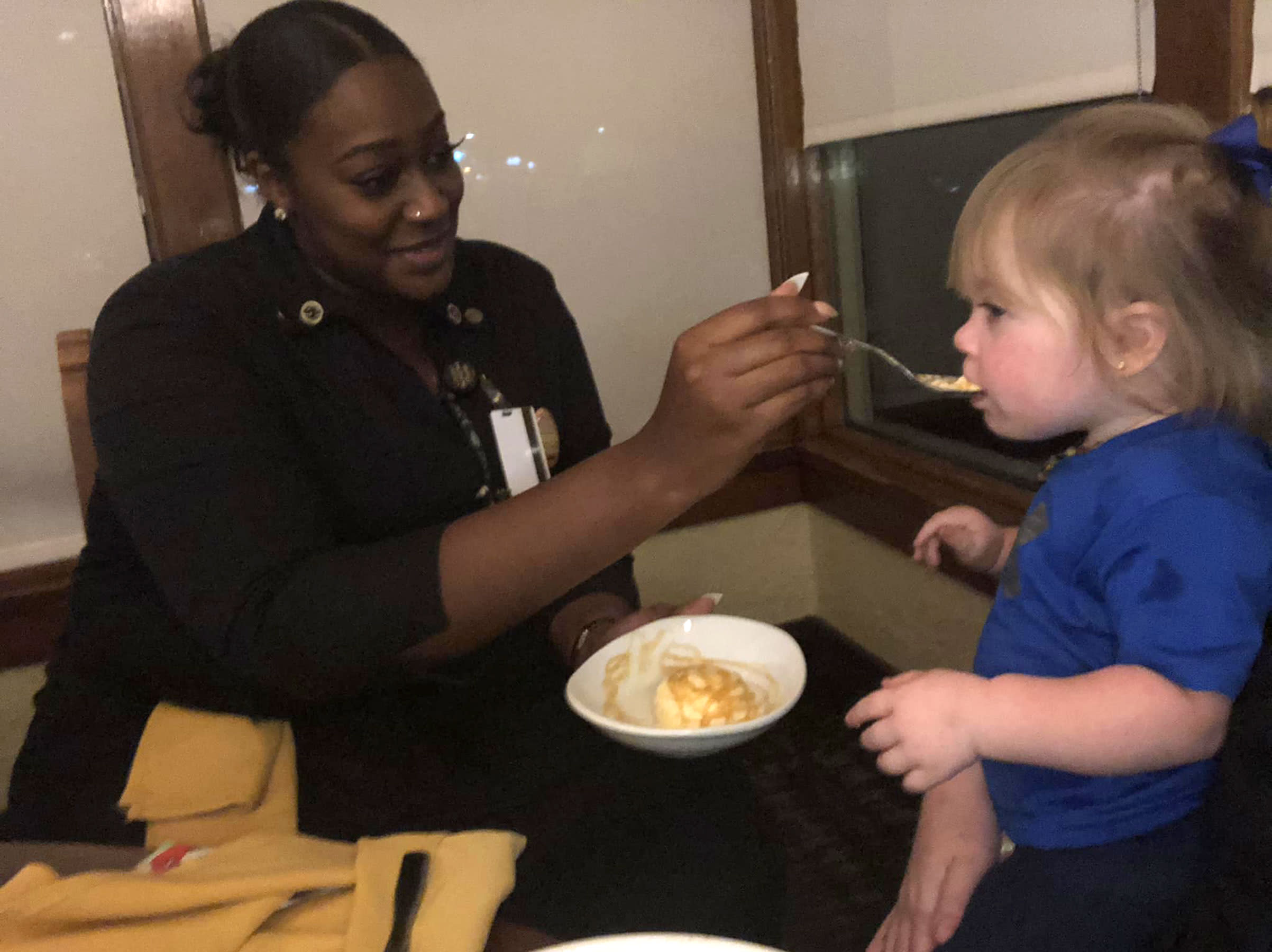 Olive Garden Waitress Feeds Fussy Toddler So Child S Mother Could