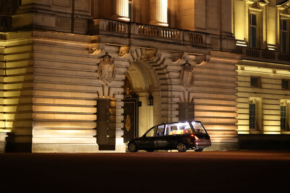 La reine quittera le palais de Buckingham pour la dernière fois alors que le mensonge en état commence