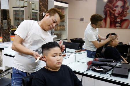 Hair Force Un Vietnamese Barber Marks Summit With Free