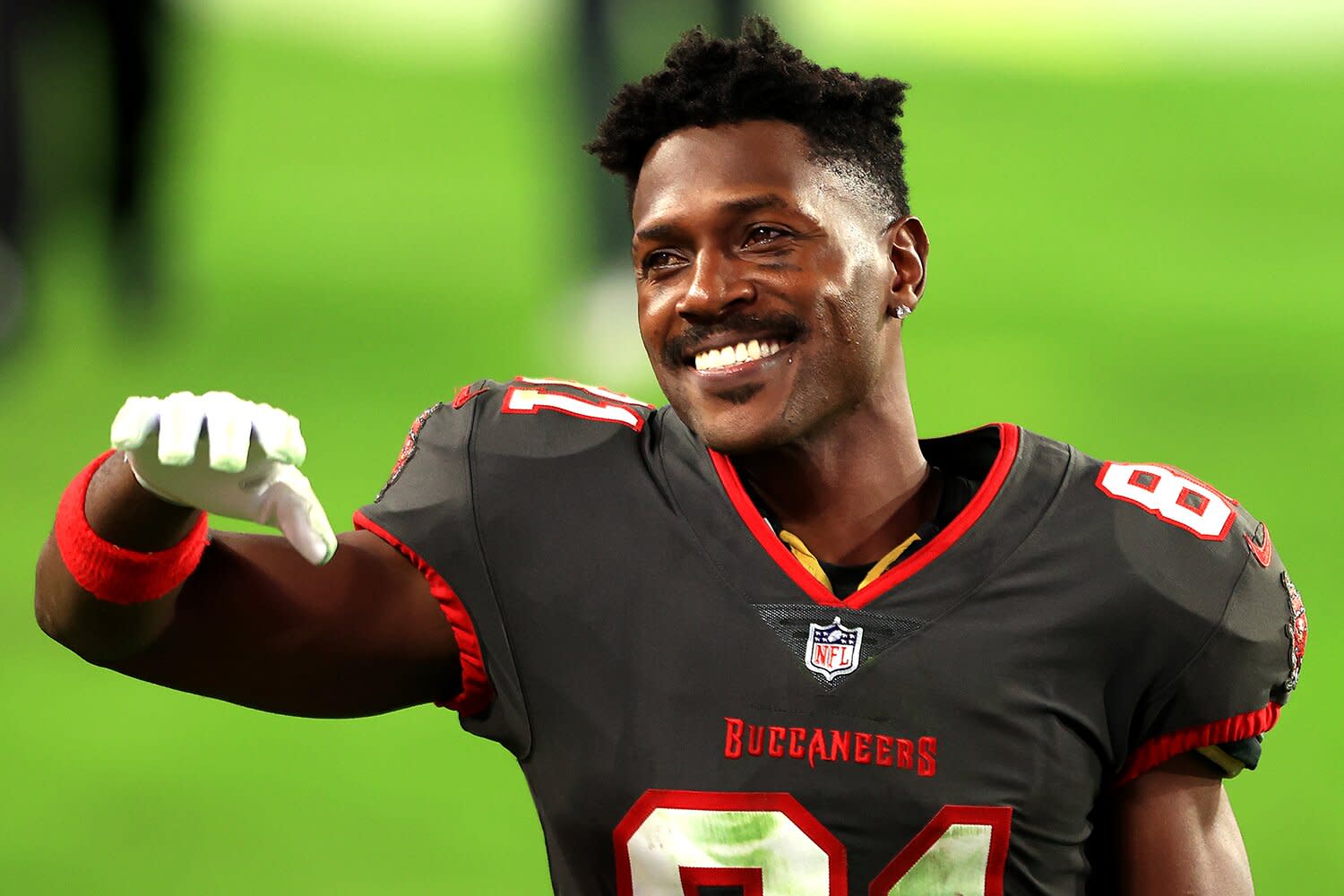 NFL's Antonio Brown Signs OneYear Contract Extension with the Tampa