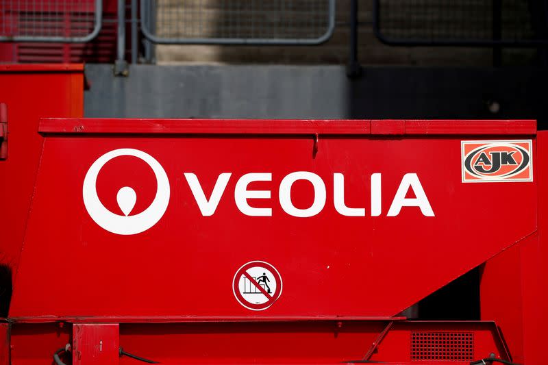Suez Bid To Fight Veolia Offer Breach Takeover Rules Says French Watchdog - compactor crash roblox