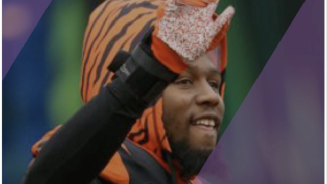 Bengals trade DE Carlos Dunlap to Seahawks days after he tried to sell his house on Twitter