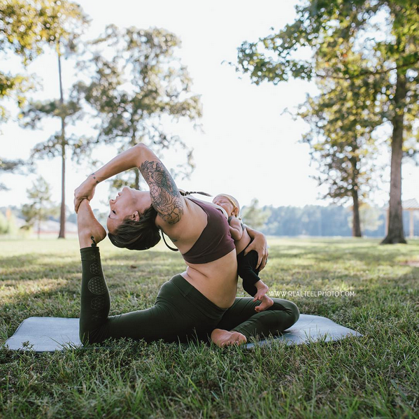 Mom does yoga while breastfeeding -- and the pictures are incredible