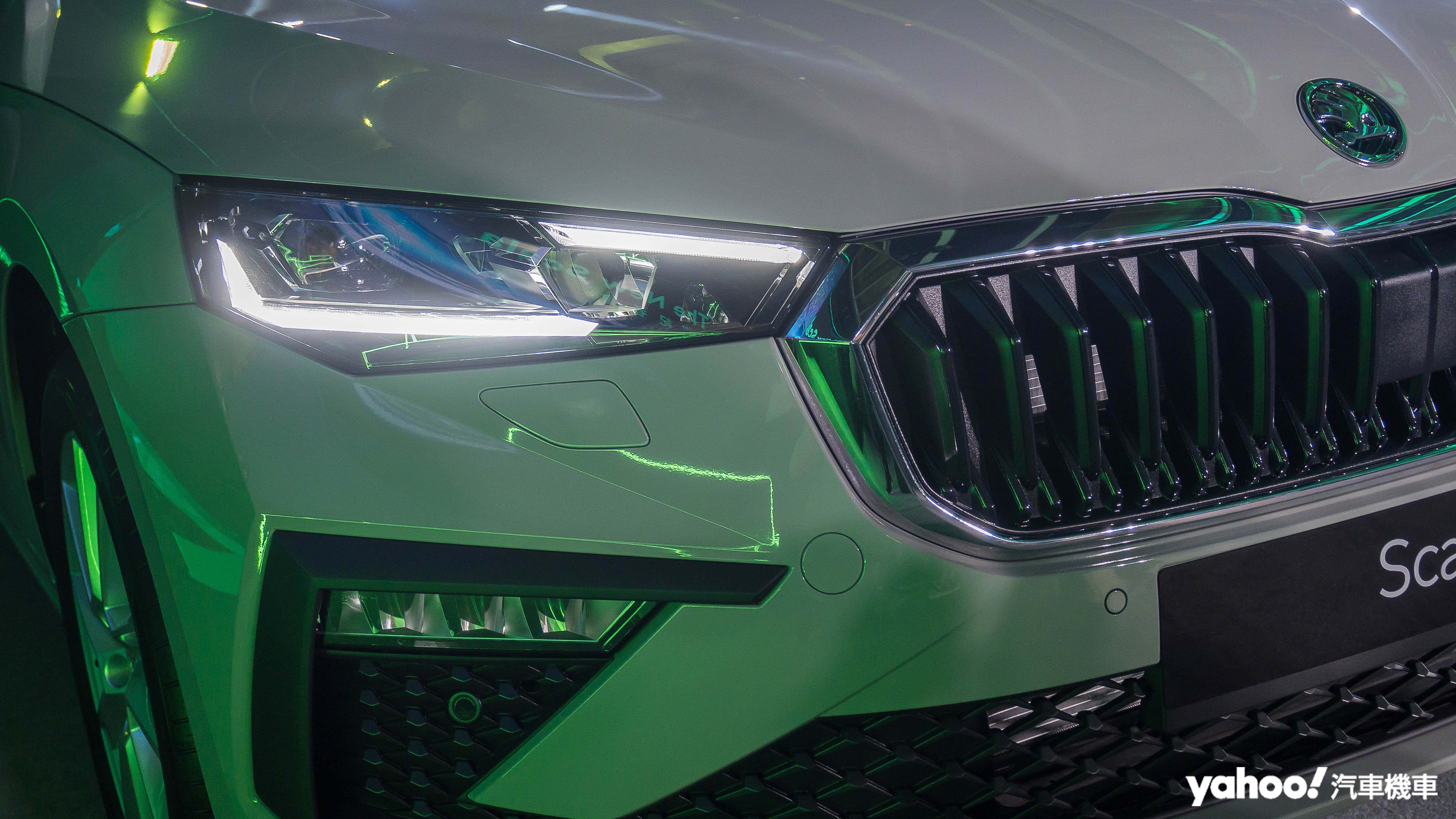 不只將Matrix LED智慧頭燈組列為標配，更借鑑Vision RS概念車的設計理念。