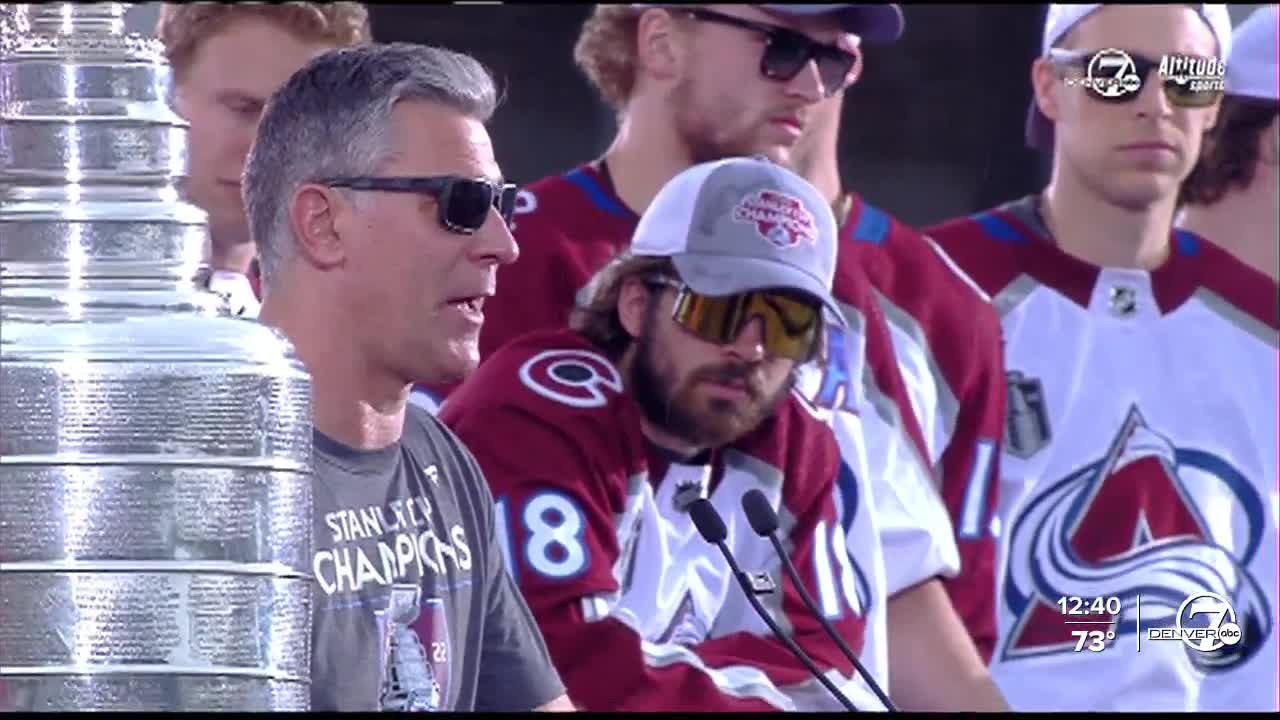 Cop mistakes Avalanche's Bowen Byram for fan during parade