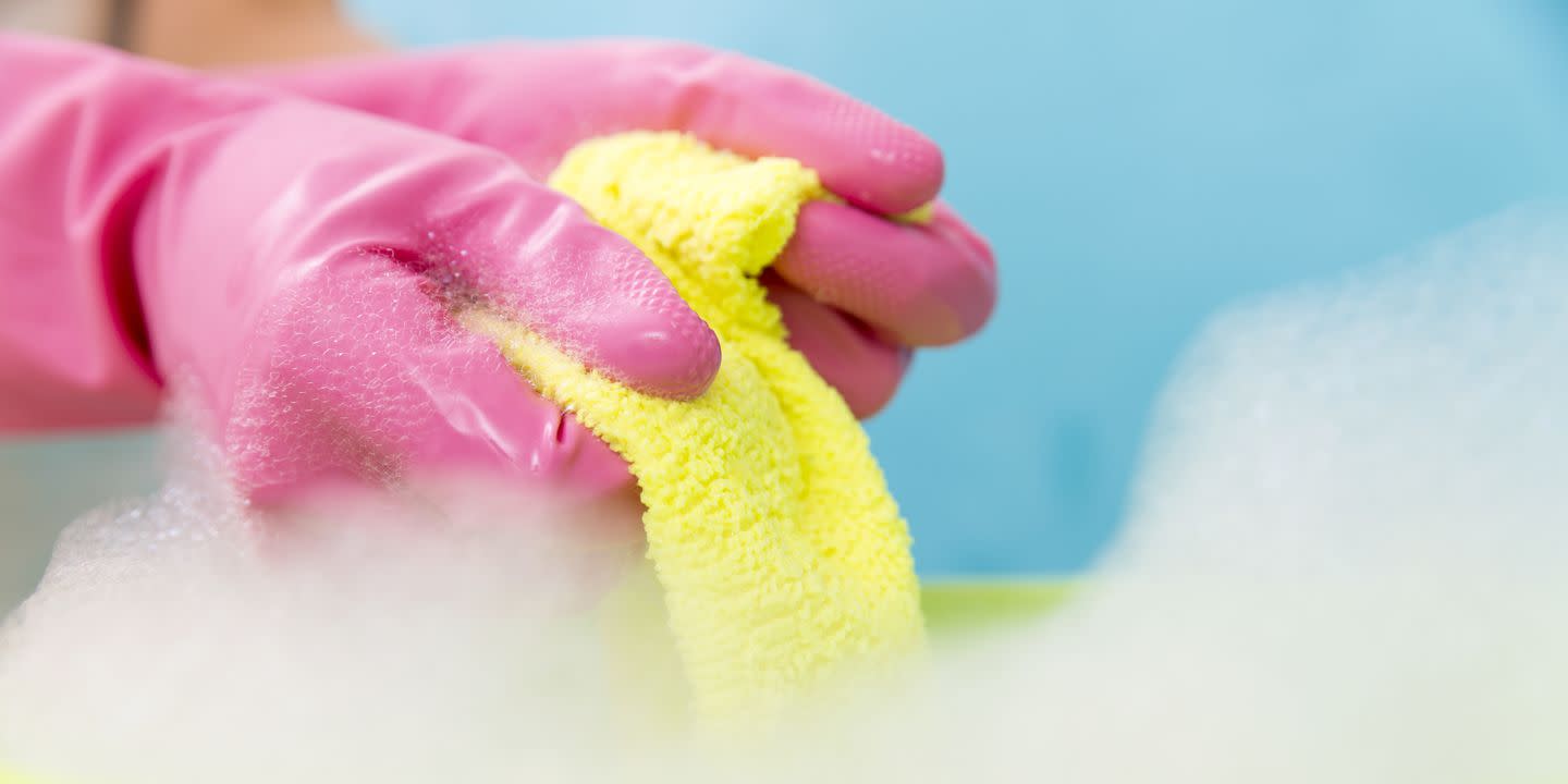Чем отмыть брызги. Ведро чистые руки. Cloth squeezing.