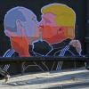 Trump bacia sulla bocca Putin in un murales a Vilnius