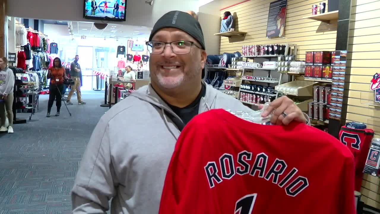 Fans snag first Guardians gear as team shop opens