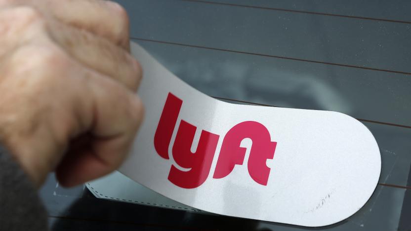 ARCHIVO - En esta foto de archivo del 31 de enero de 2018, el logotipo de Lyft se instala en el auto de un conductor de la aplicación en Pittsburgh. (AP Foto/Gene J. Puskar, Archivo)