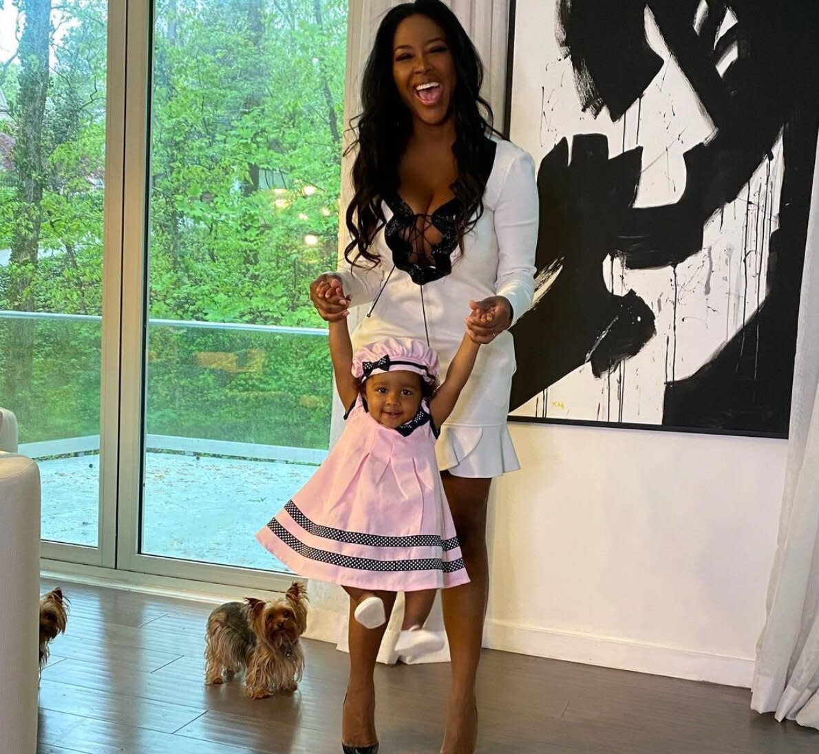 Kenya Moore brings daughter on tour, does not expand the option to roll to invite their children