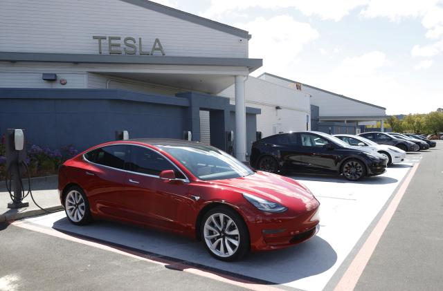 CORTE MADERA, CALIFORNIA - APRIL 26: Tesla cars charge at a Tesla Supercharger station on April 26, 2021 in Corte Madera, California. Tesla will report first quarter earnings today after the closing bell. (Photo by Justin Sullivan/Getty Images)