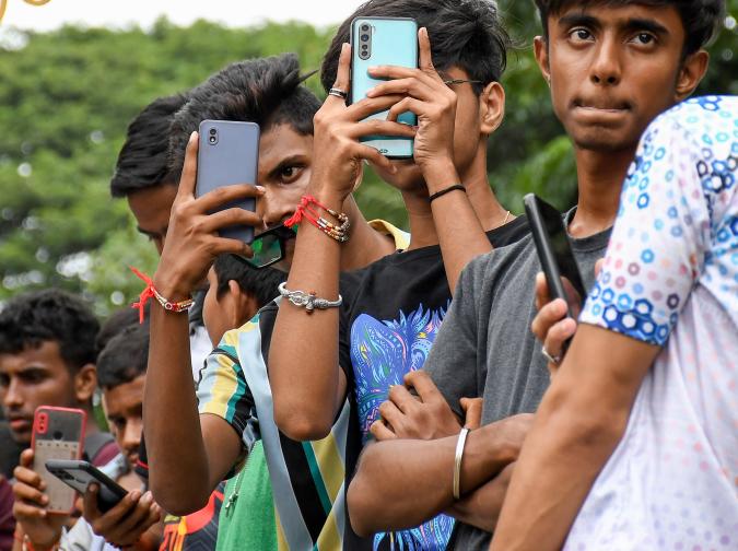 MUMBAI, INDIA - 2022/08/21: Youngsters take photos and record videos with their smartphone in Mumbai. With 5G service soon to roll out in India, the major task will be to create robust infrastructure like towers to ensure uninterrupted and seamless experience to 5G mobile users in the country. (Photo by Ashish Vaishnav/SOPA Images/LightRocket via Getty Images)