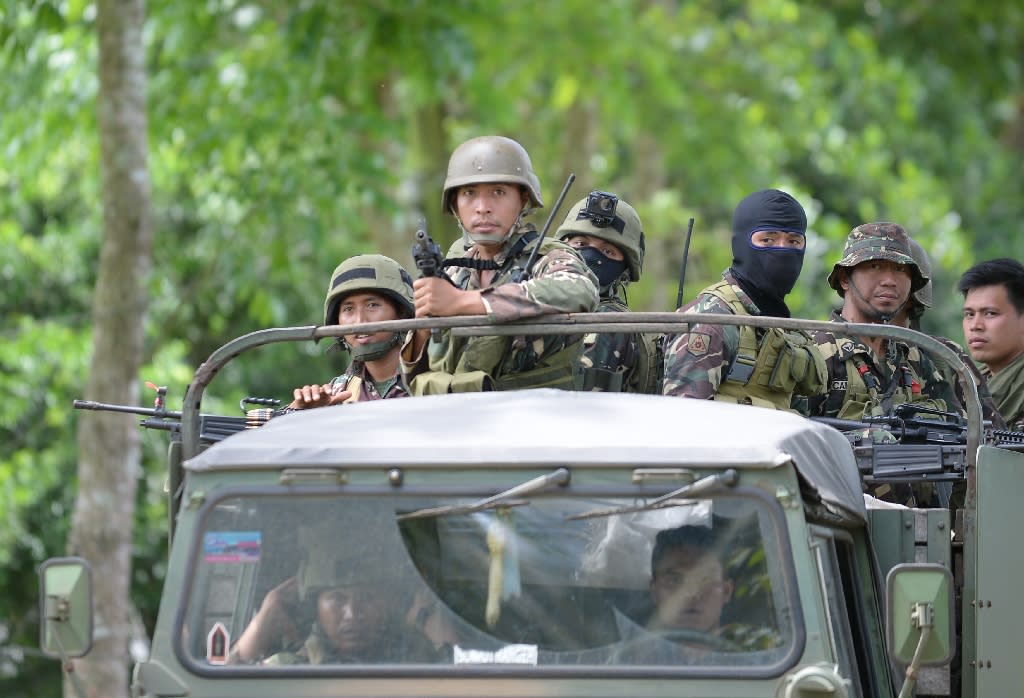 Philippine troops bomb Islamist militants in city