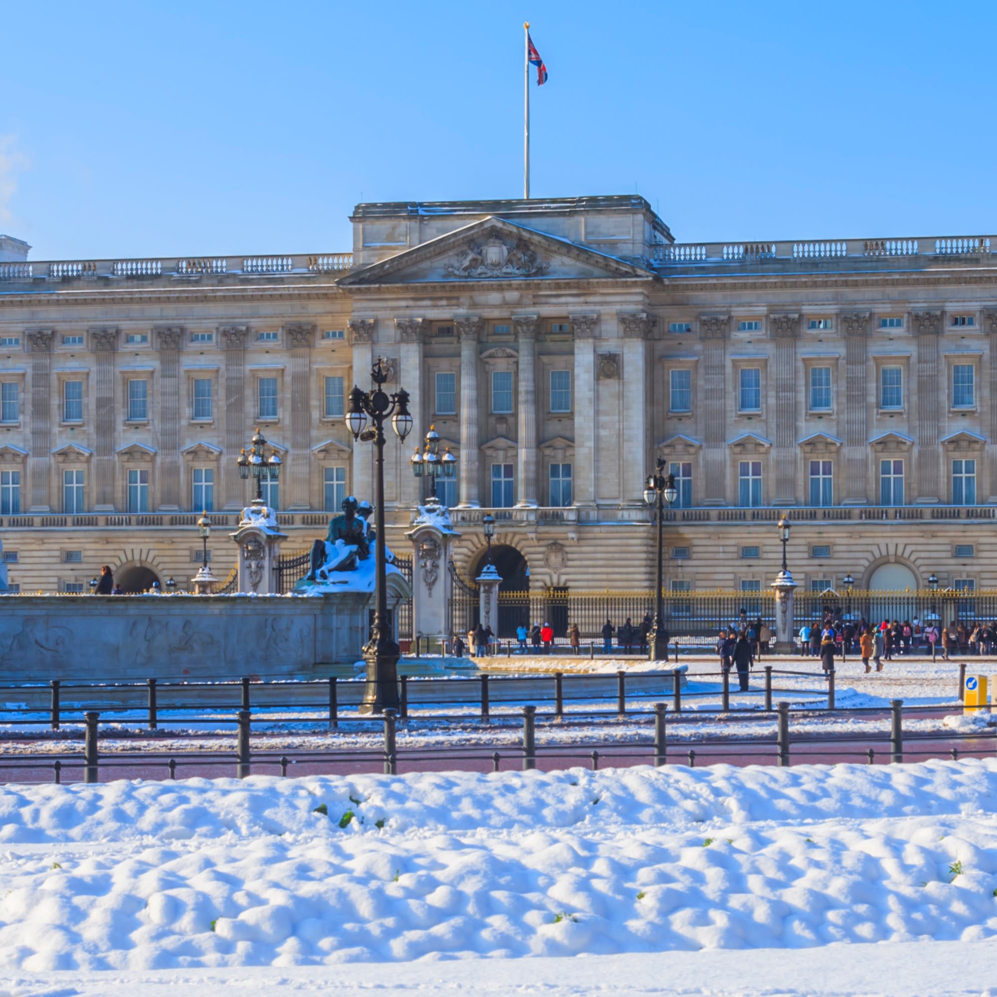 Buckingham Palace in the Snow Is a Magical Sight to Behold