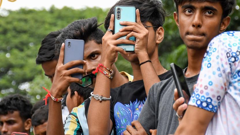 MUMBAI, INDIA - 2022/08/21: Youngsters take photos and record videos with their smartphone in Mumbai. With 5G service soon to roll out in India, the major task will be to create robust infrastructure like towers to ensure uninterrupted and seamless experience to 5G mobile users in the country. (Photo by Ashish Vaishnav/SOPA Images/LightRocket via Getty Images)