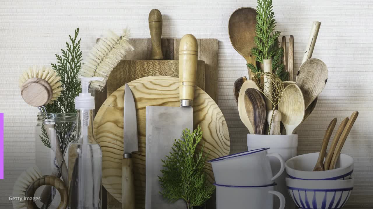 Un conjunto de utensilios de cocina modernos en una cocina respetuosa con  el medio ambiente artículos ecológicos para plantas de almacenamiento de  alimentos en la encimera de la cocina