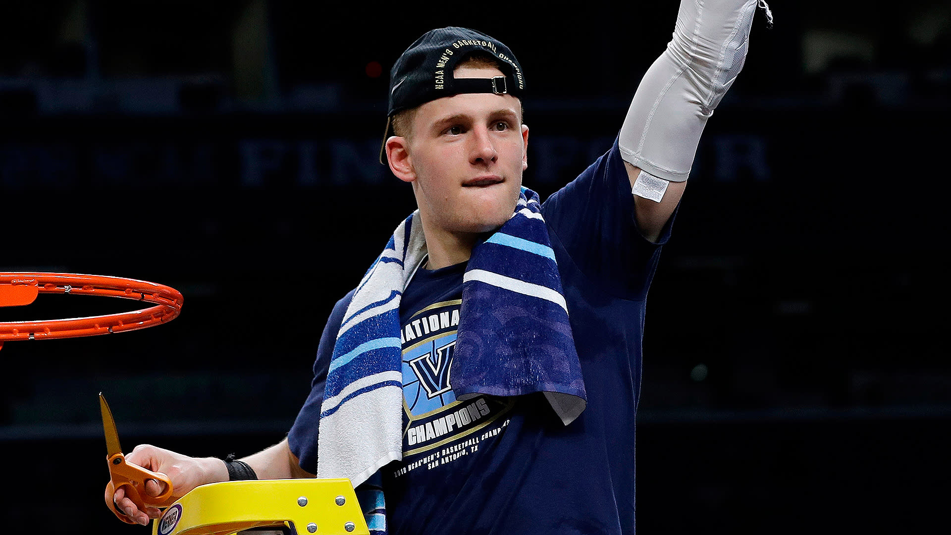 Donte DiVincenzo leads Villanova to NCAA championship in 79-62 win