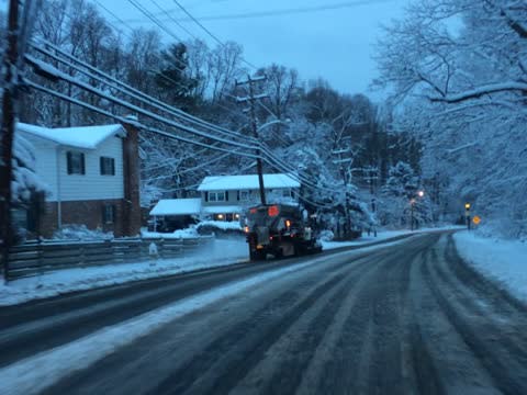 Faits divers express. Un chasse-neige sort de la route