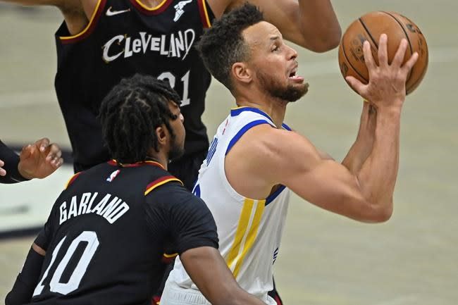 Curry scores 33, Warriors roll to 119-101 win over Cavaliers