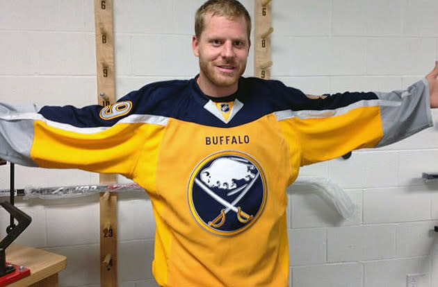 Peck i stedet På forhånd Buffalo Sabres reveal perhaps the NHL's worst jersey: Pass or Fail?