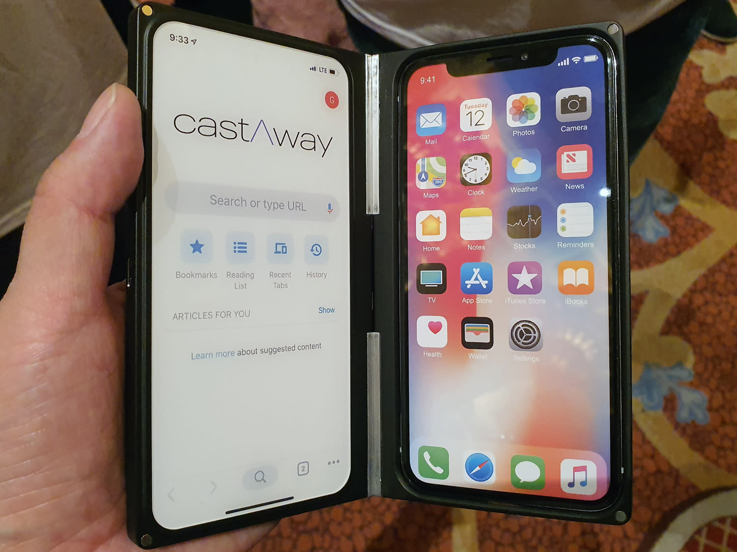 どんなスマホも2画面にするケース Castaway Case のギミックを試してみた Ces Engadget 日本版