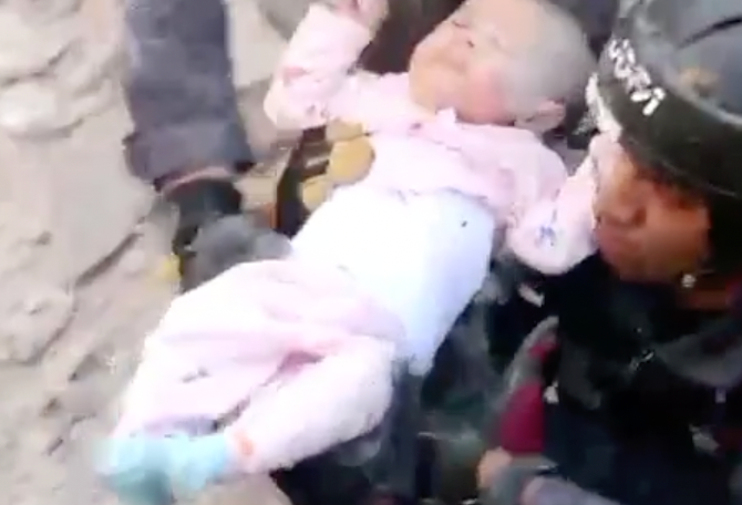 Un bébé sorti vivant des décombres 26 heures après l’effondrement d’un bâtiment en Jordanie