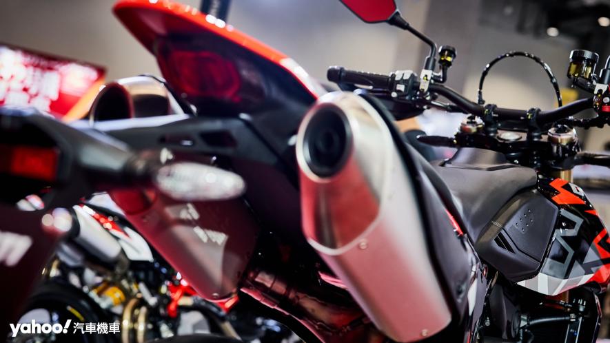 忠實呈現Ducati Hypermotard 698 Mono本身為滑胎車的車系風格，纖細的車體線條、輕量化的車身與絕佳的車體剛性，簡潔的視覺組合以繁複的方式表達則更凸顯RVE的獨特。 - 4
