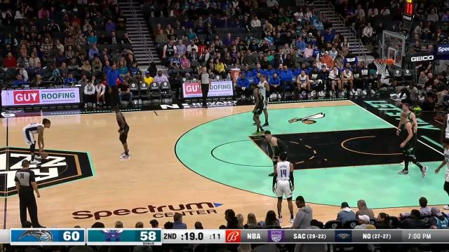 Paolo Banchero with a last basket of the period vs the Charlotte Hornets