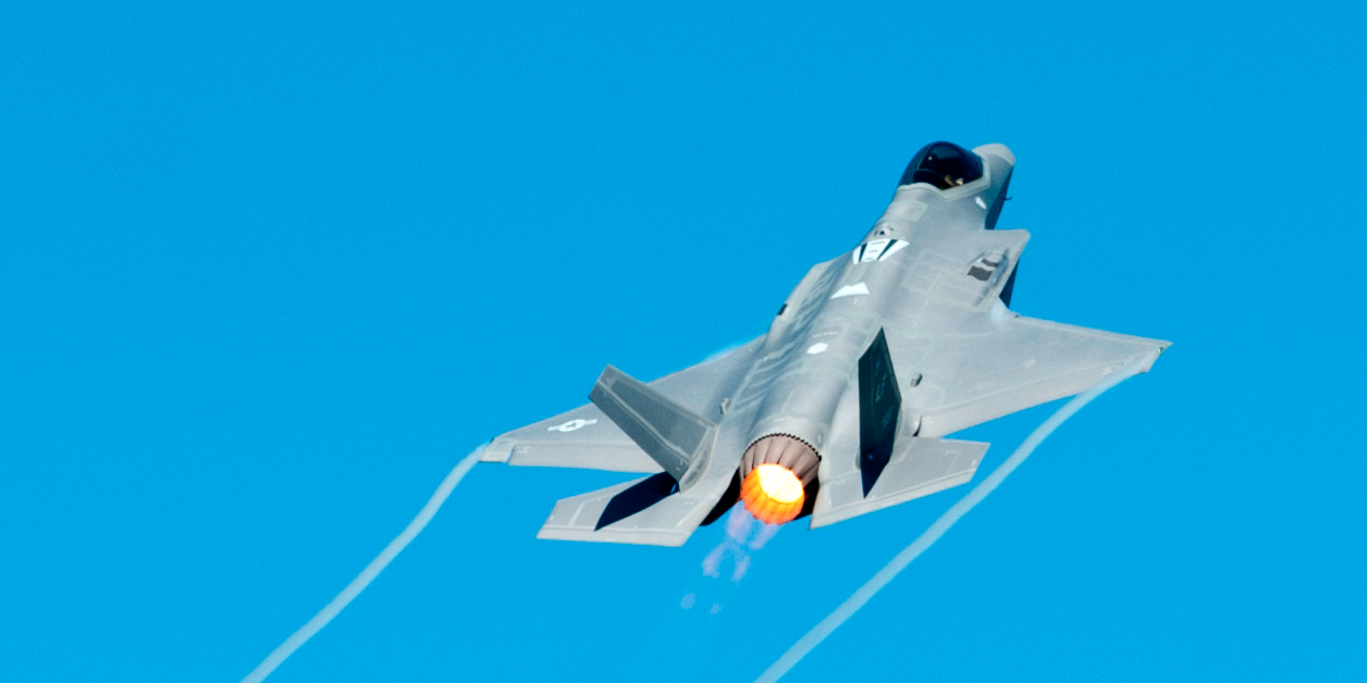 Watch the F-35 pull mind-bending aerial tricks at the Paris Air Show